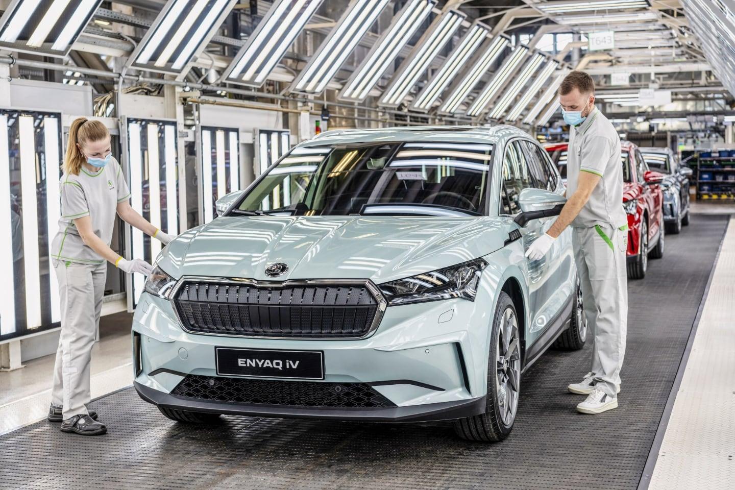 Nejtěžší chvíle od spojení s Volkswagenem? Škoda posílá své zaměstnance domů