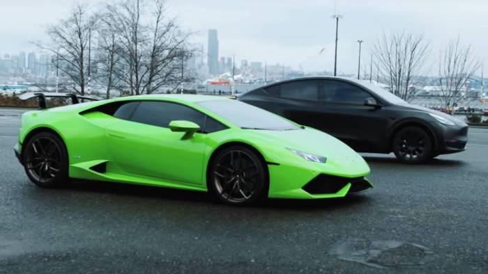 Kdo je rychlejší? Tesla Model Y si proti Lamborghini Huracán nebere servítky