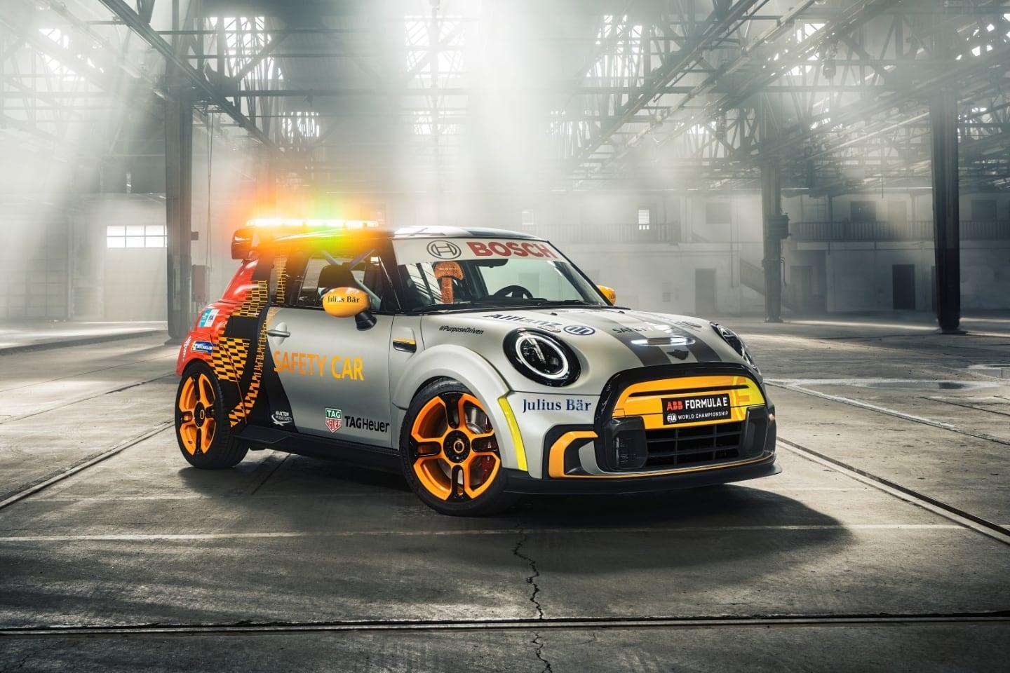 Formule E má nový safety car, vytuněnou verzi elektrického Mini Cooperu SE