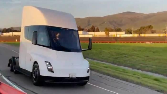 Tesla ukázala prototyp Semi na testovacím okruhu, výroba se kvapem blíží