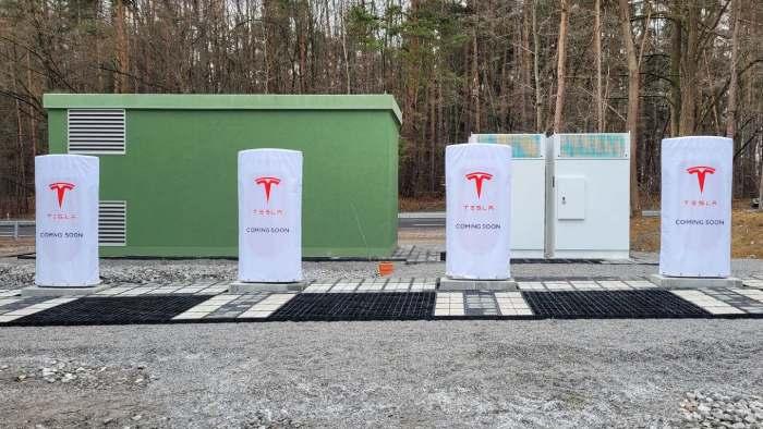 Nová stanice Tesla Supercharger u Českých Budějovic nabírá zpoždění