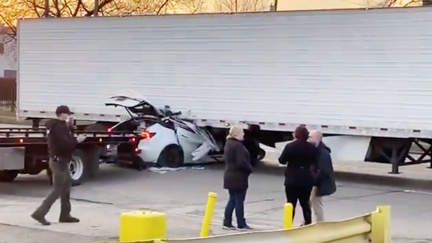 Tesla a nehoda s elektromobilem v Detroitu