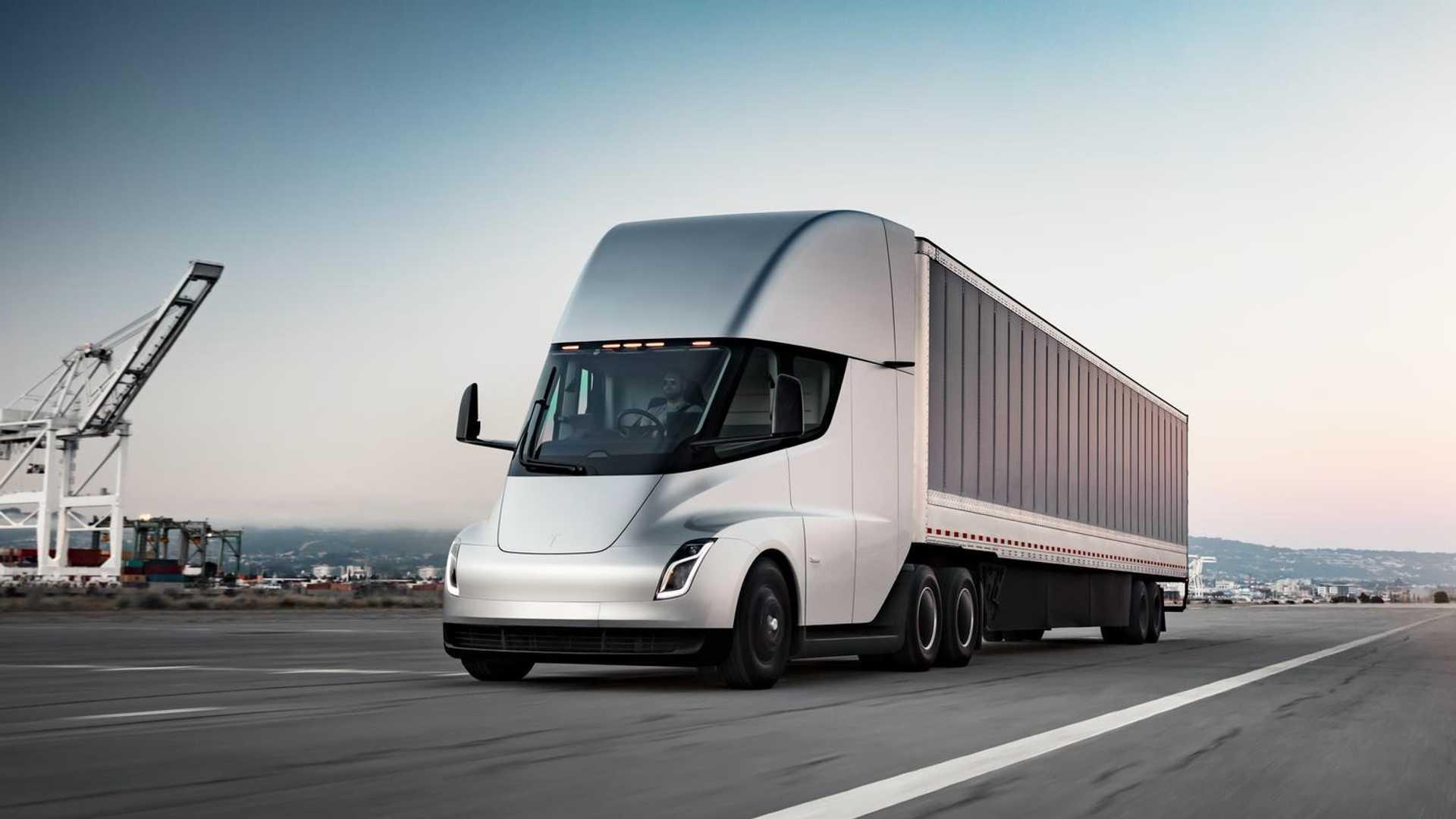 Tesla Semi ve stříbrné barvě