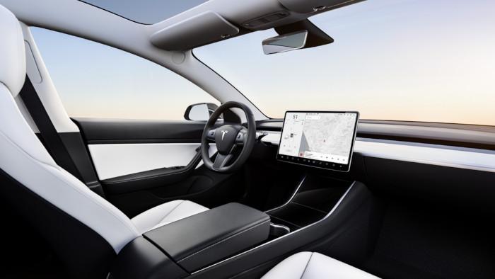 Tesla vydá placený OTA update pro Model 3. Zájemci získají vyhřívaný volant