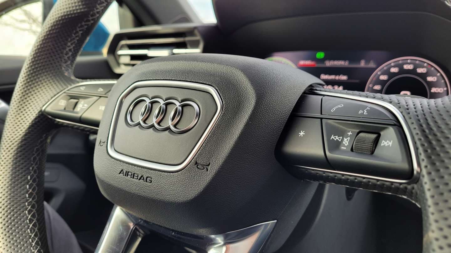 Test Audi A3 40 TFSIe, interiér, detail na volant