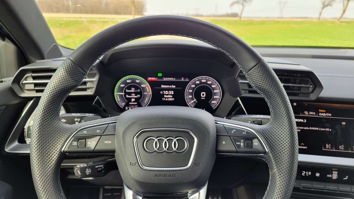 Test Audi A3 40 TFSIe, interiér, pohled na volant a přístrojovou kapličku