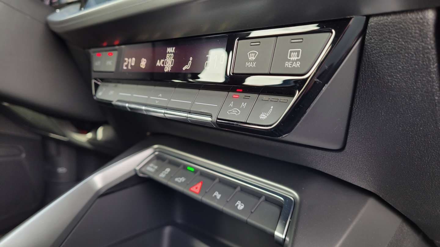Test Audi A3 40 TFSIe, interiér, detail na pianové klávesy pod infotainmentem