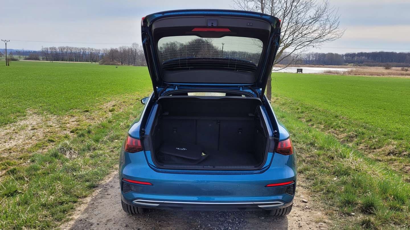 Test Audi A3 40 TFSIe, zadní pohled s otevřeným kufrem