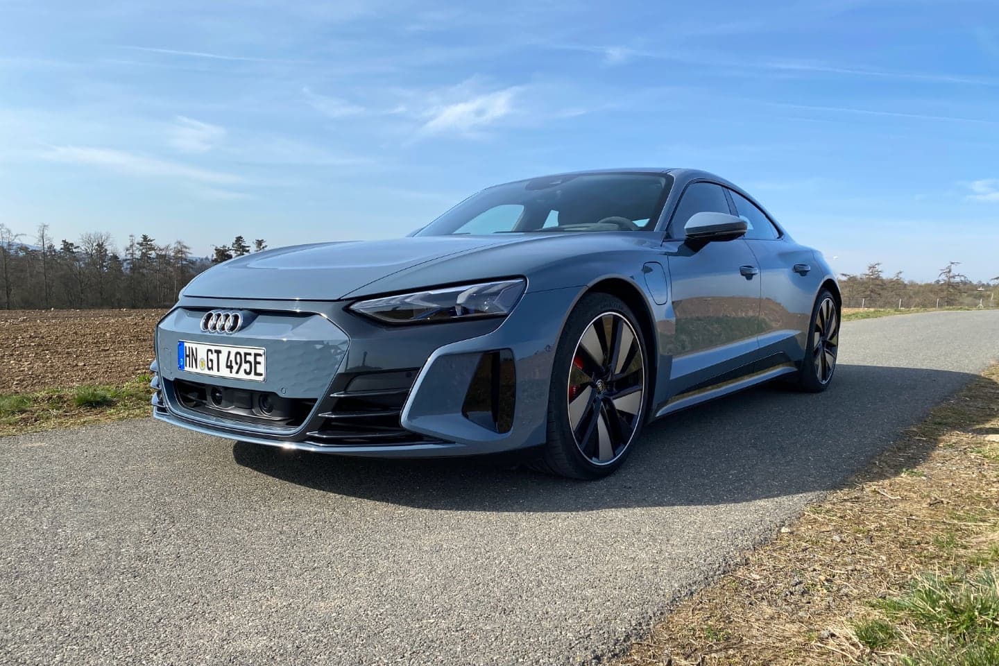 Některé křivky sdílí s Audi e-tron GT