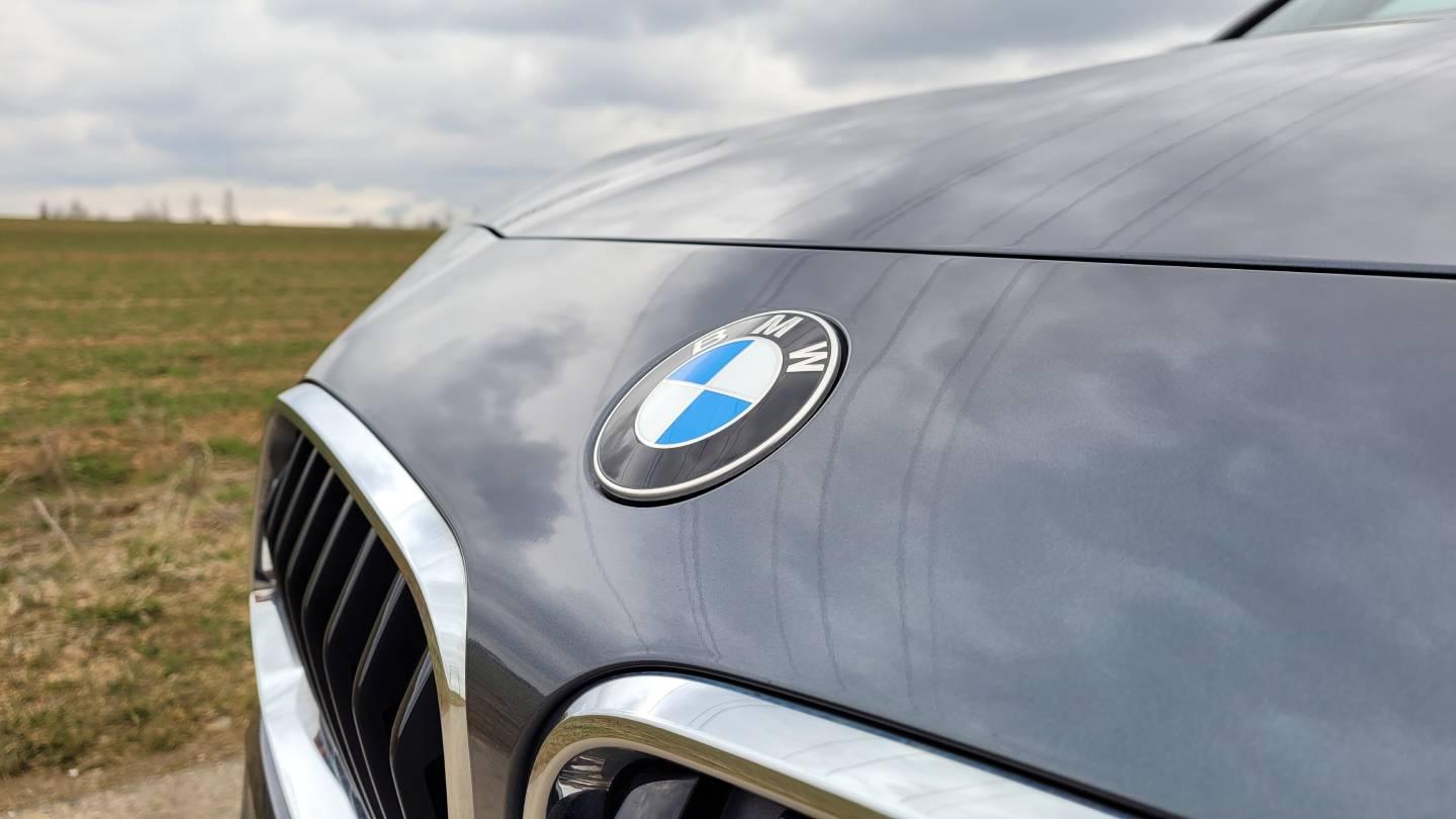 BMW X2 xDrive 25e, detail na logo automobilky