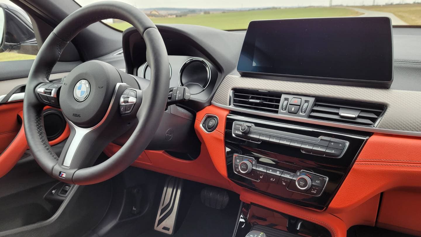 BMW X2 xDrive 25e, interiér a spousta tlačítek