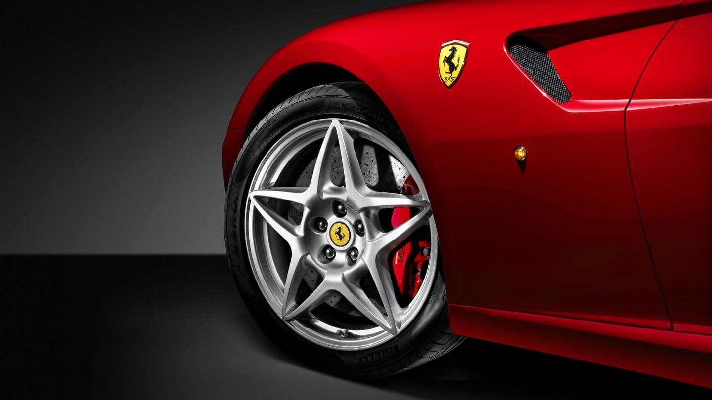 Nová éra Ferrari je tu! Italská automobilka postaví továrnu na elektromobily