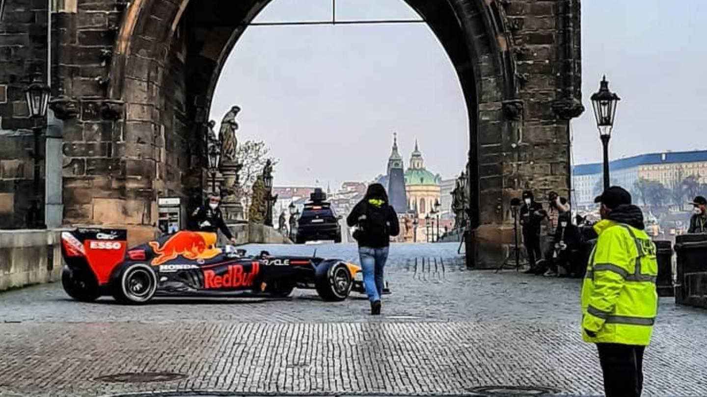 Formule 1 se proháněla rozespalou Prahou, něco podobného udělala i Formule E