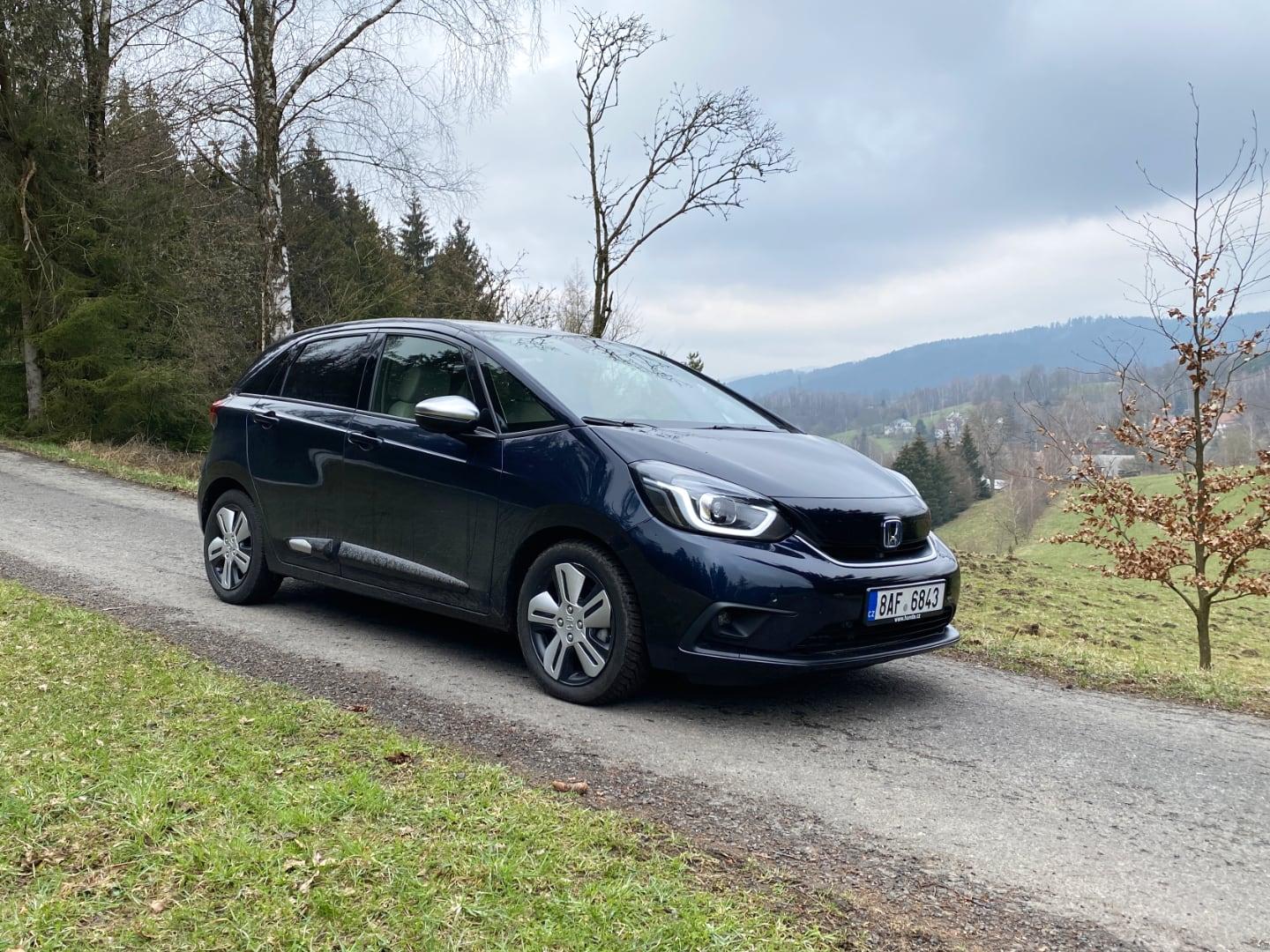 Test Honda Jazz – Jak si vede hybrid při jízdě po dálnici? Co spotřeba?