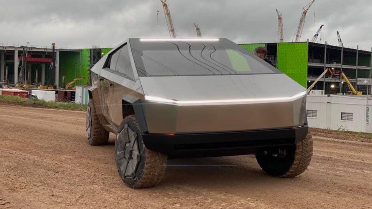 Tesla Cybertruck se ukázala na návštěvě v Texasu, za volantem seděl Elon Musk