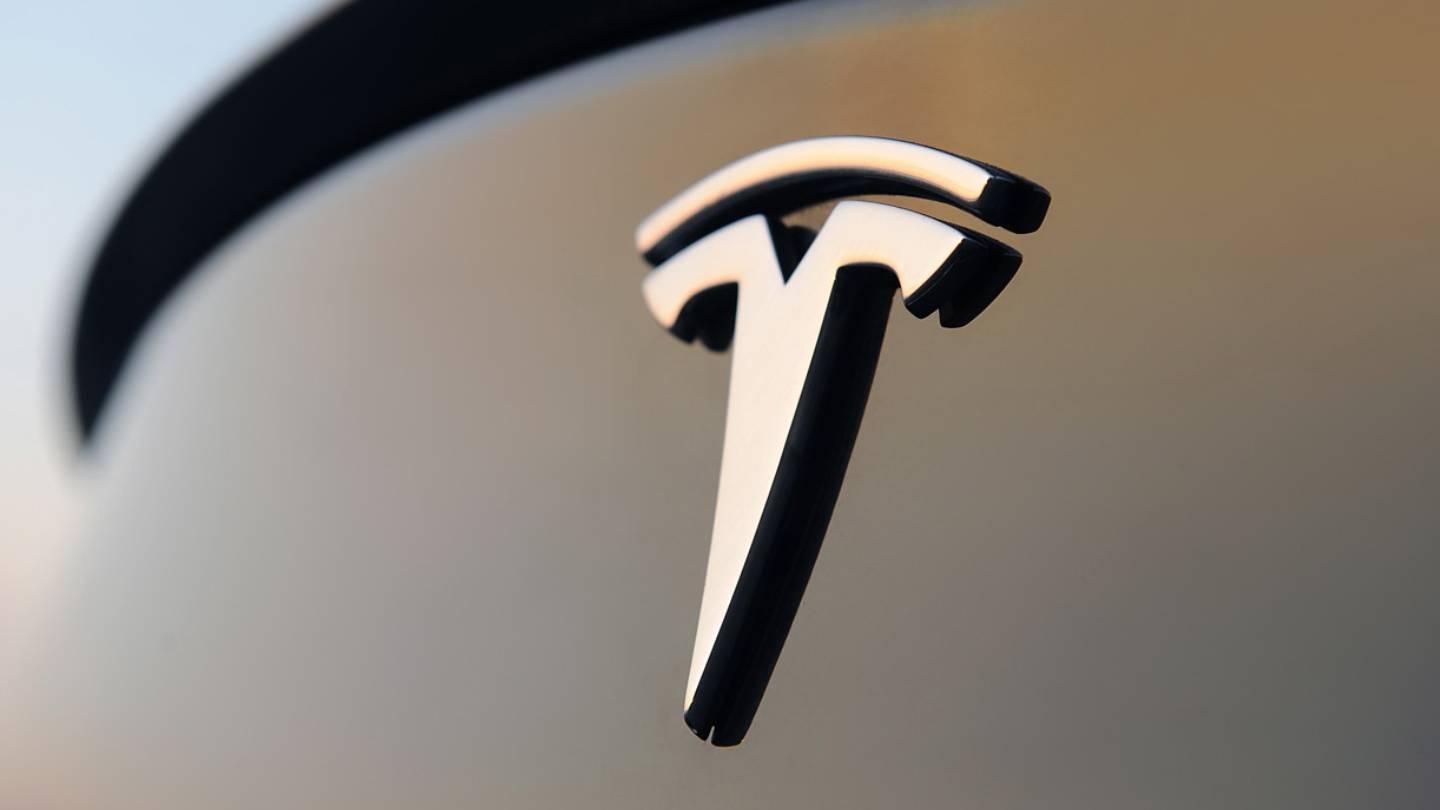 Logo automobilky Tesla