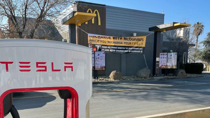 McDonald’s doručuje objednávky přímo na Tesla Superchargery, dočkáme se i v Česku?