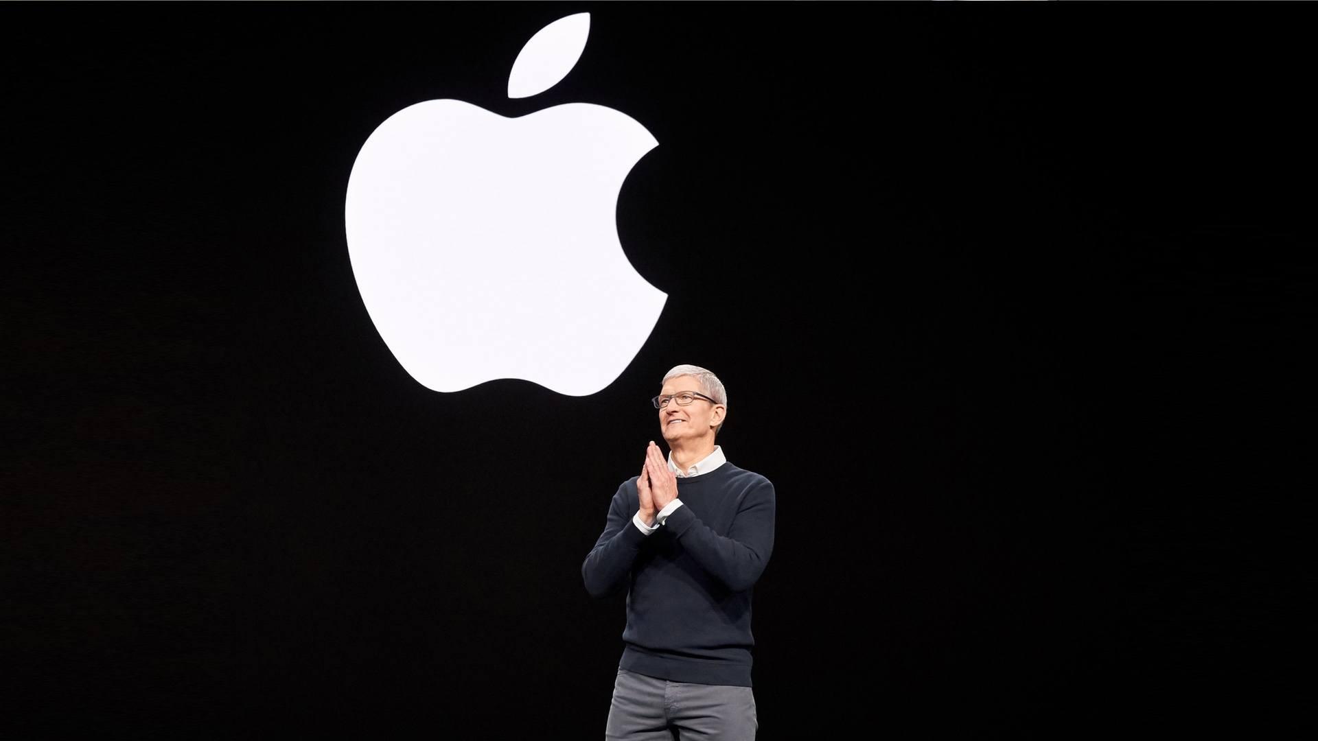 Tim Cook při prezentaci Apple