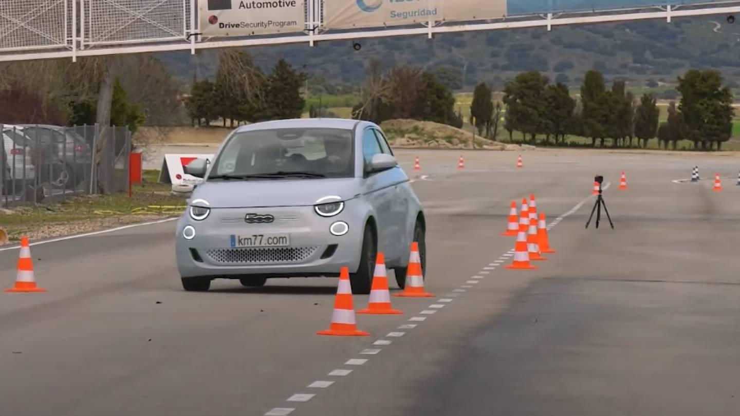 Elektromobil Fiat 500e zazářil v losím testu, jde o ideálního vymetače italských silnic