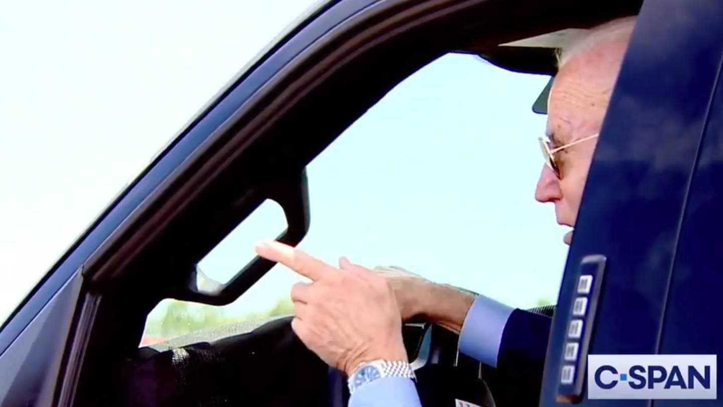 Joe Biden uvnitř elektrického Fordu F-150