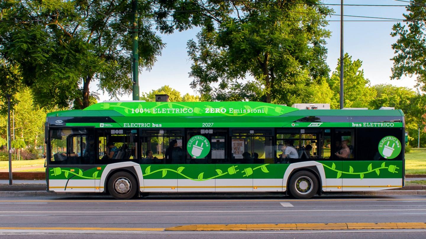 Plně elektrický autobus firmy Solaris v MHD ve městě Milán