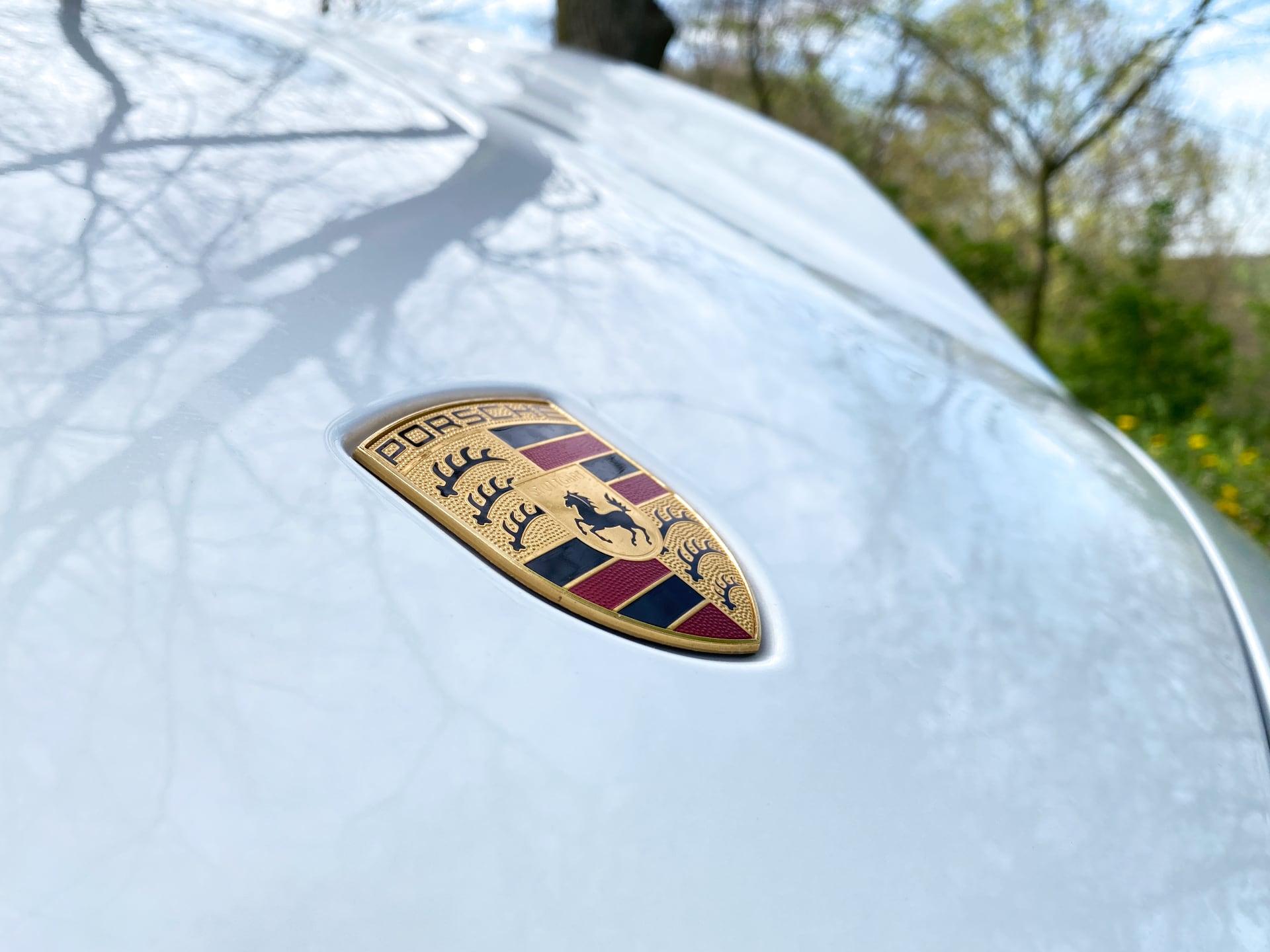 Porsche Taycan, logo