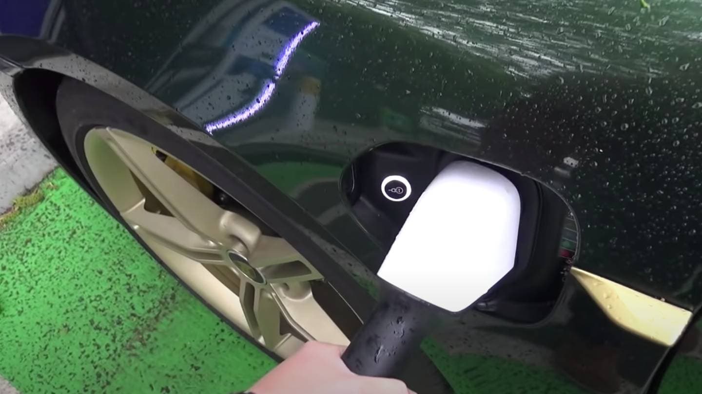 Tim už poněkolikáté vytahuje konektor ze svého Porsche