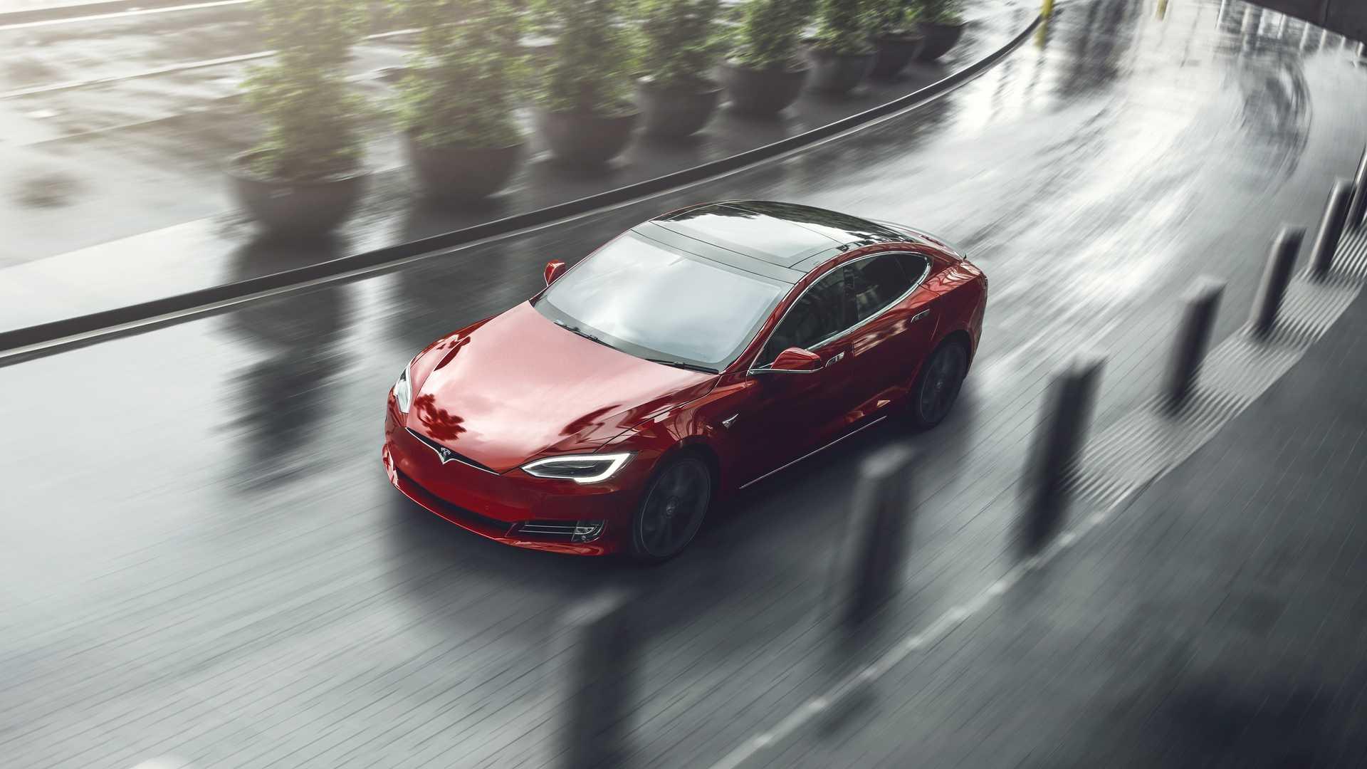 Upravená Tesla Model S Plaid drtí supersporty na počkání, padl i nejrychlejší McLaren