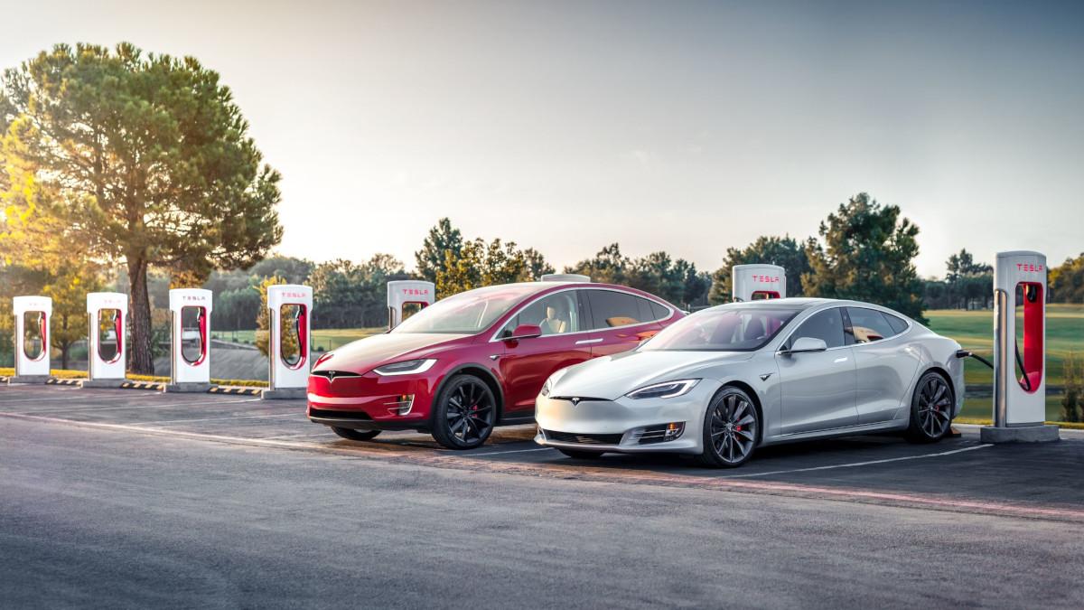 Hurá! Tesla konečně bude mít odpočinkové zóny u svých nabíječek