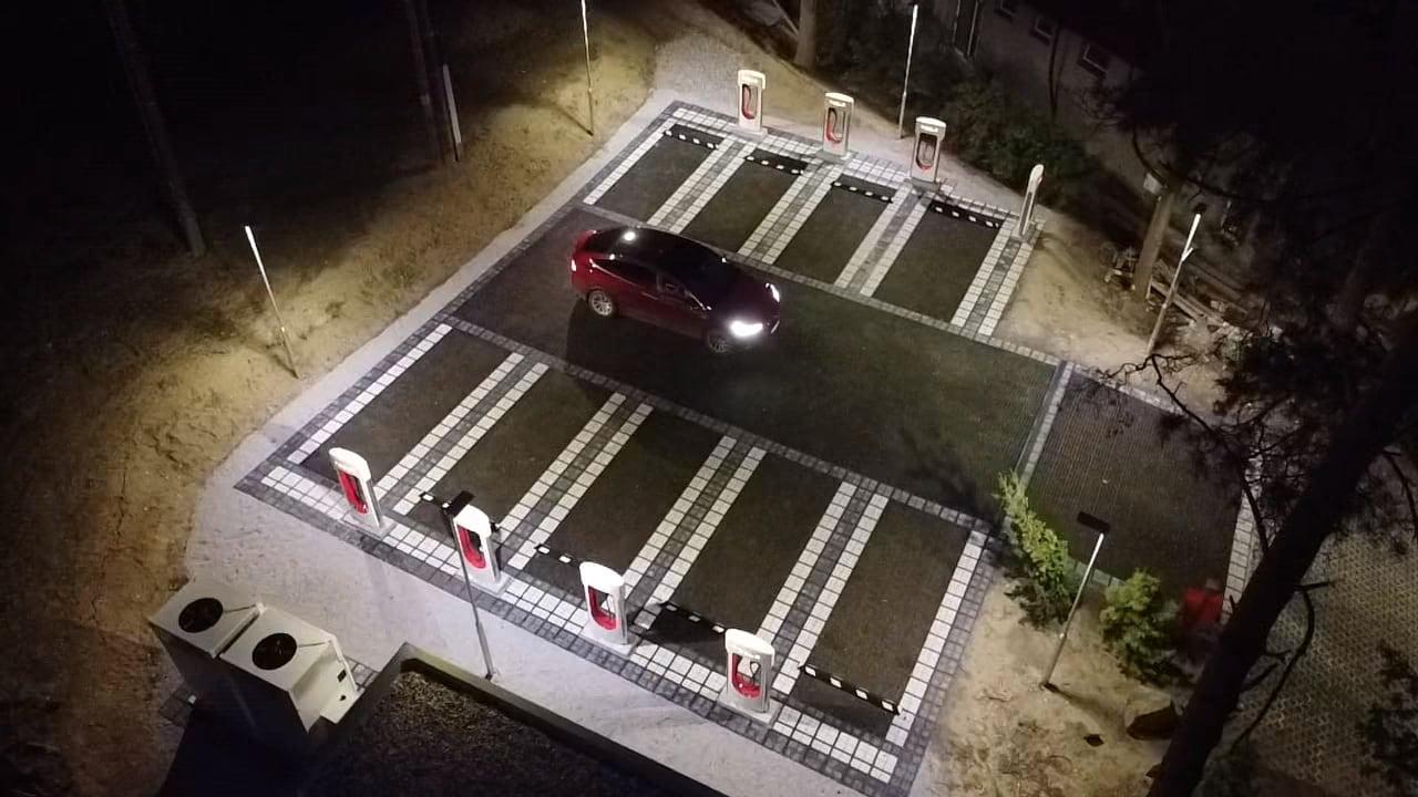 Tesla Supercharger v Kamenném Újezdu