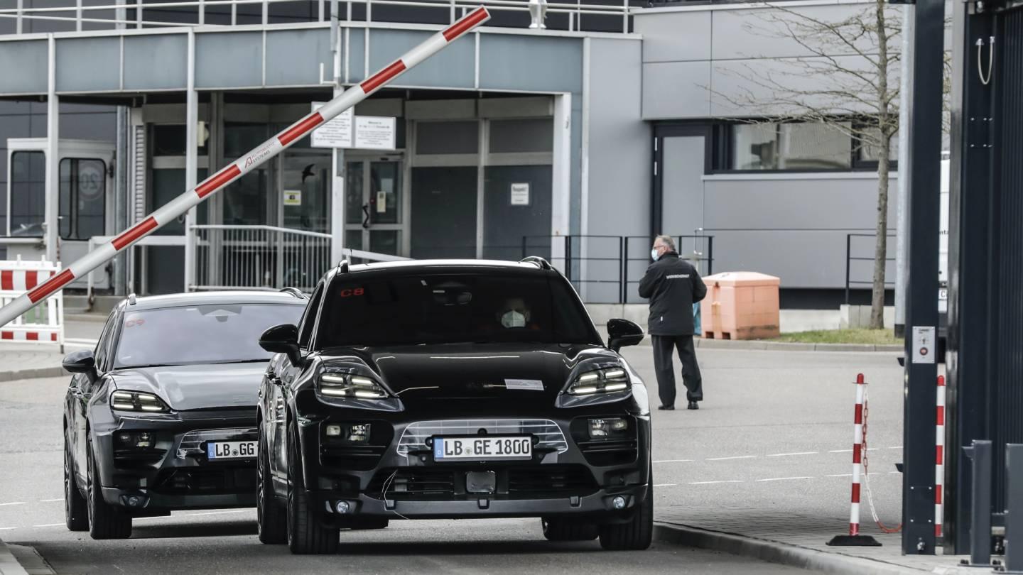 Elektromobil Porsche Macan vyráží z fabriky na testování