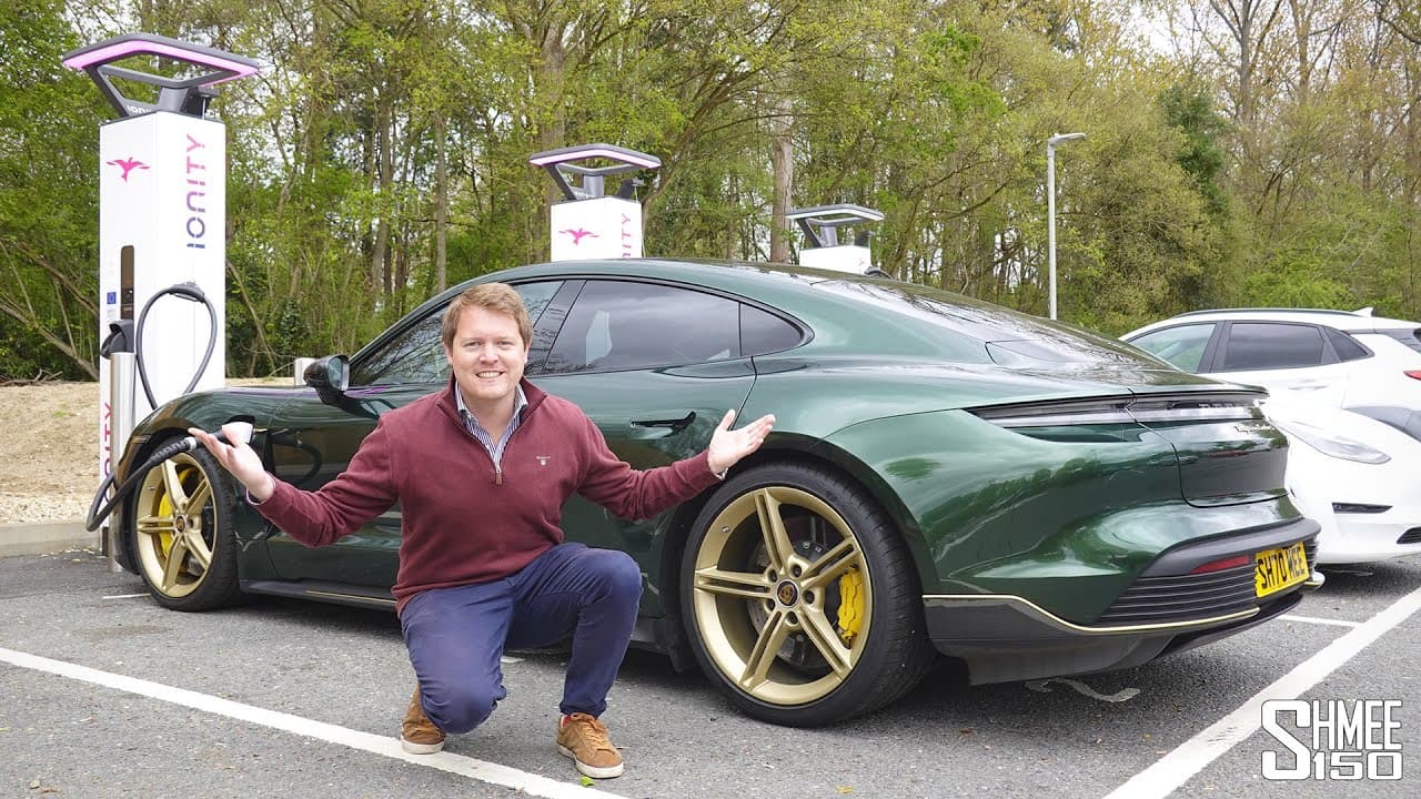 Tim Burton ve společnosti jeho Porsche Taycan Turbo S