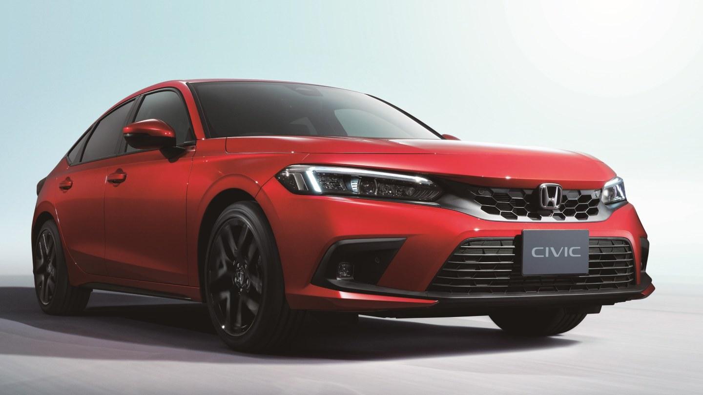 Honda Civic e:HEV se nám odhaluje na prvních snímcích, stále si drží svůj osobitý styl