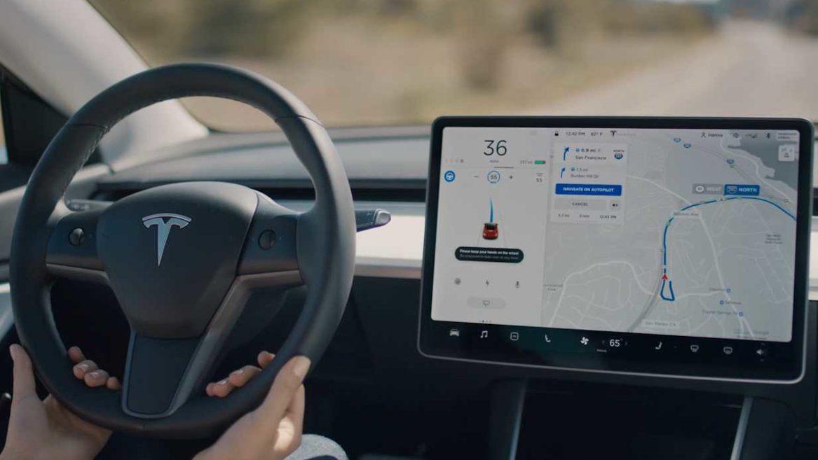 Tesla na to jde od lesa! Autopilot se obejde bez map, vystačí si s kamerami