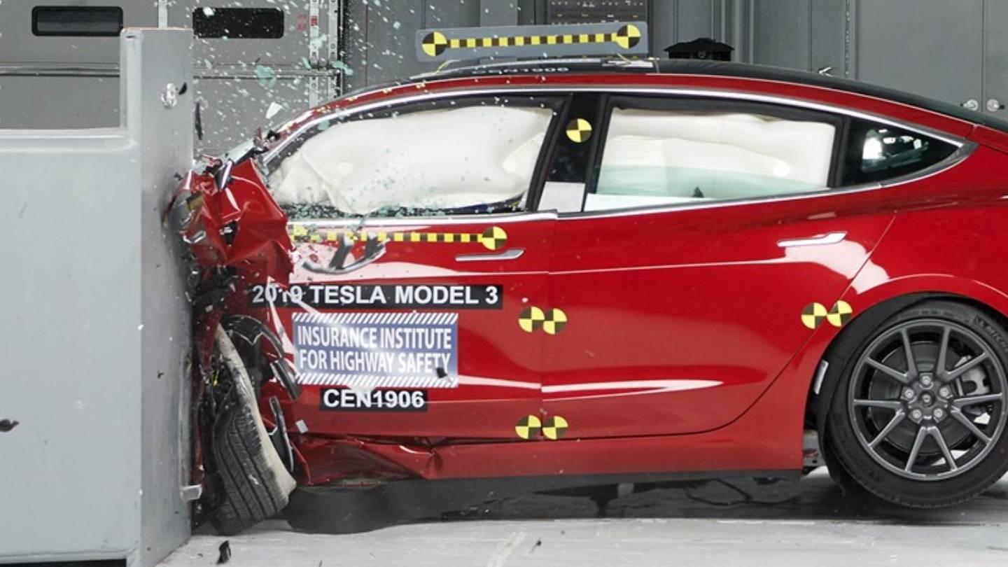 Tesla se ani nezapotila! Model 3 opět získává perfektní hodnocení bezpečnosti