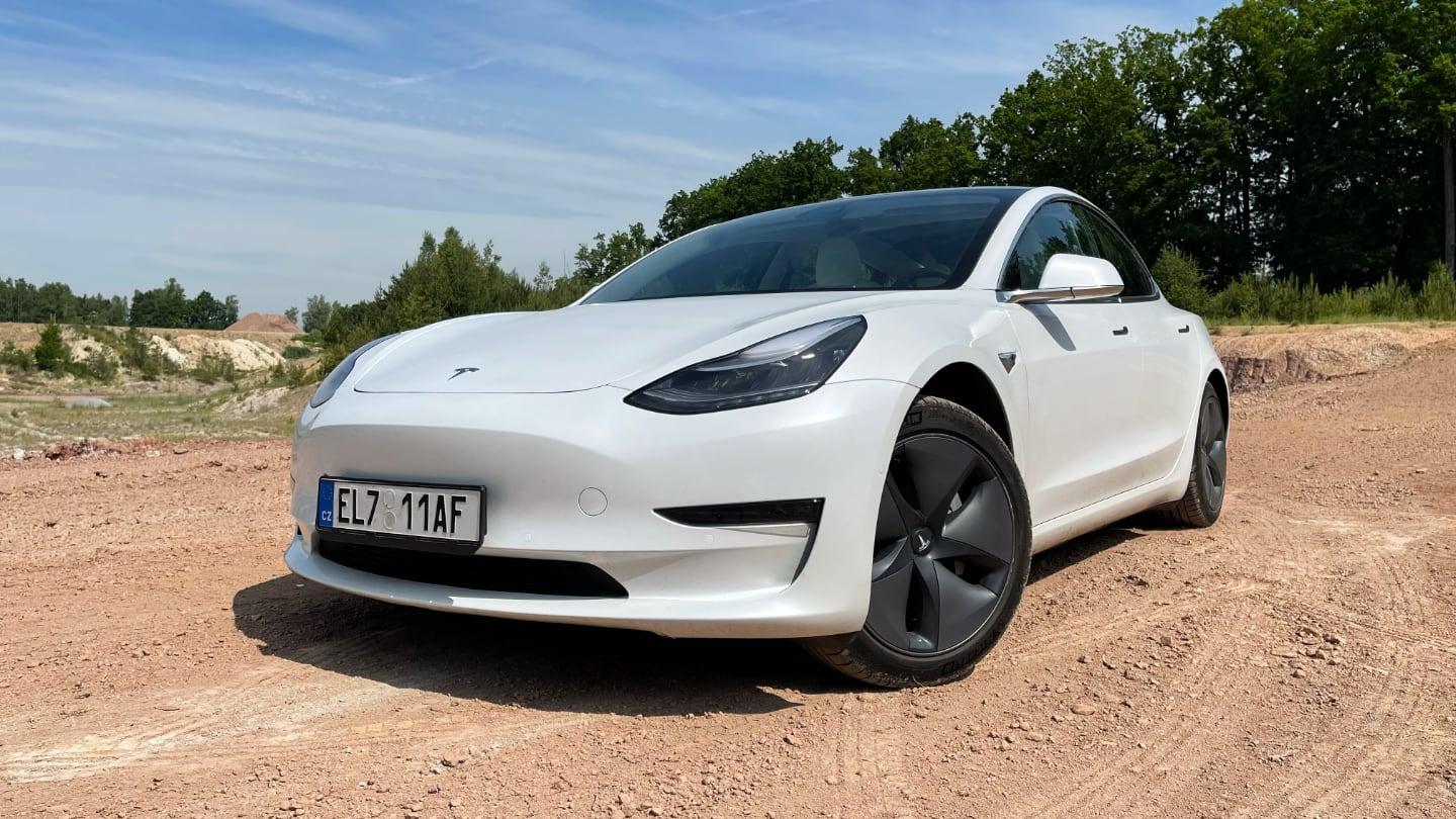 Elektromobil Tesla Model 3 už se prodává lépe, než konkurenční spalovací auta!