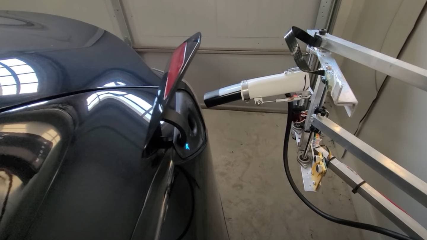 Domácí kutil si vyrobil vlastního nabíjecího robota