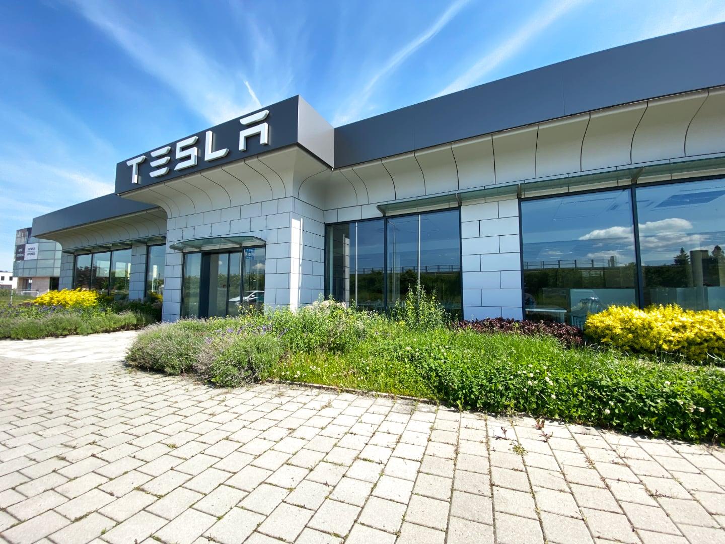 Tesla má v Česku nový domov, kam se přestěhoval showroom a servis?