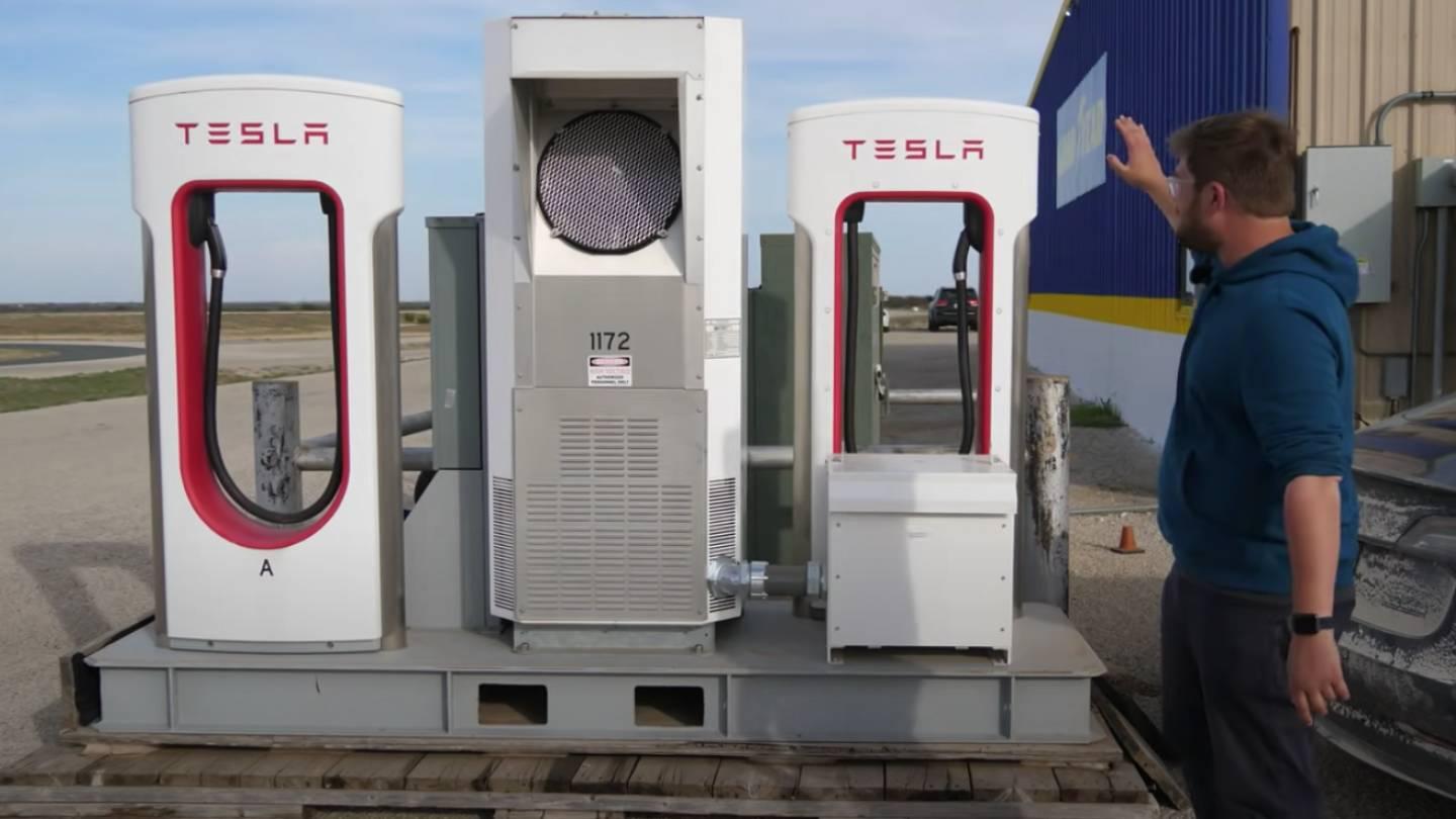 Tesla Supercharger na trati Goodyear