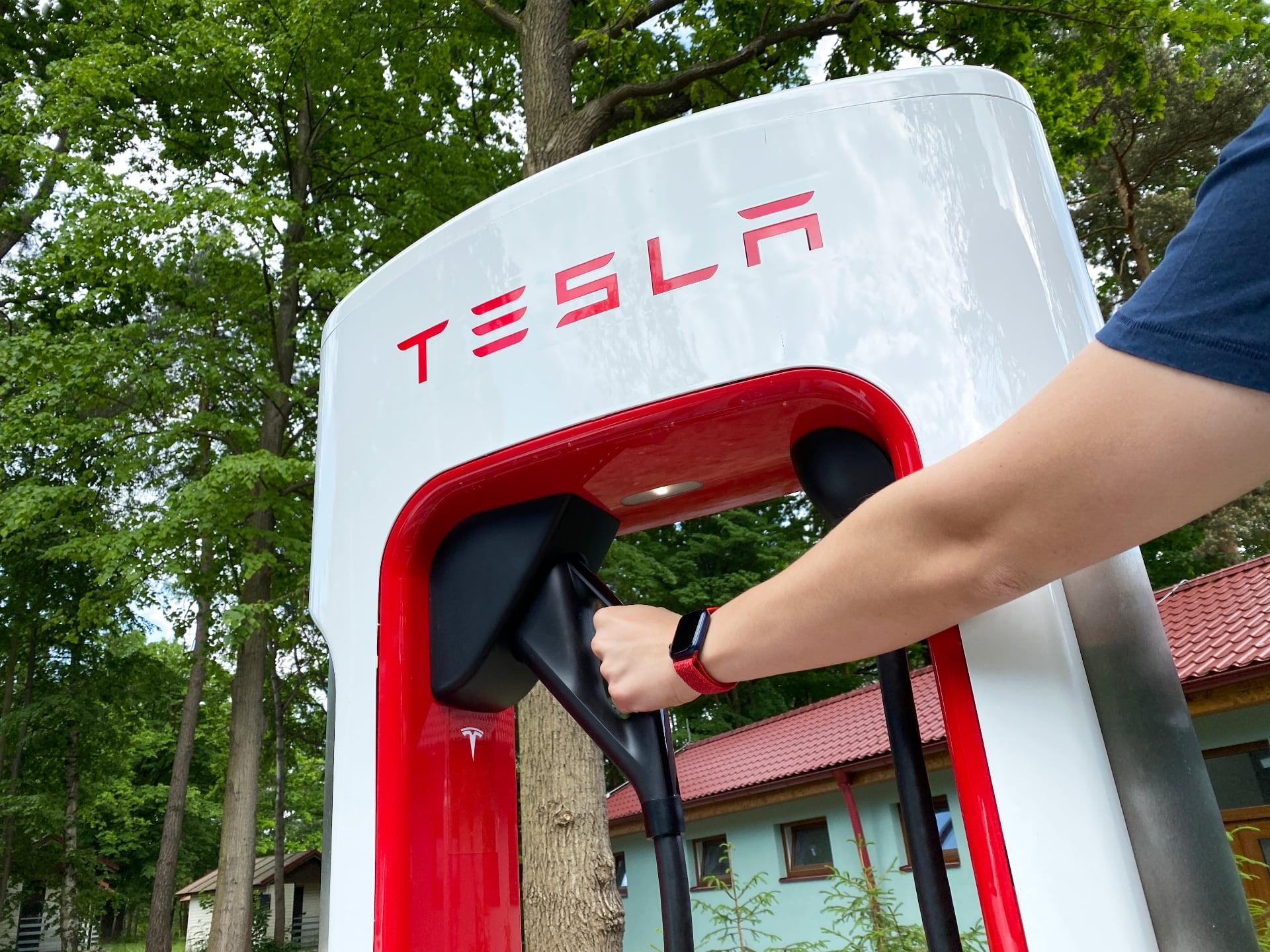 Tesla pomáhá Ukrajině. V pohraničí nabijete elektromobil zdarma, včetně cizích značek