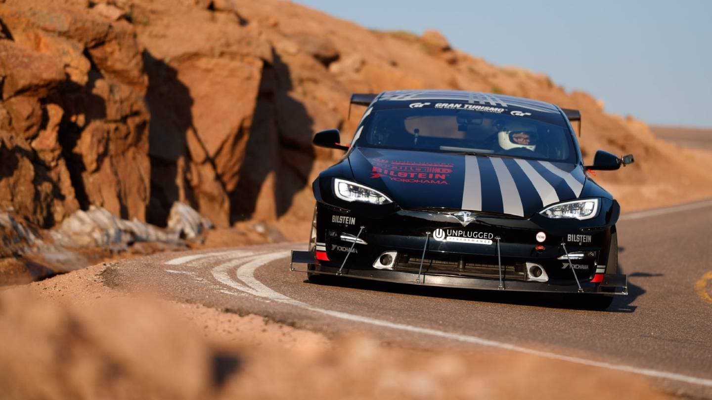 Tesla Model S Plaid v závodu Pikes Peak