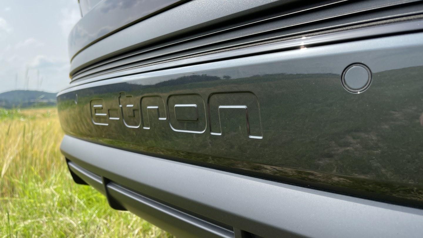 Audi Q4 e-tron Sportback, detail na nápis "e-tron" v zadní část