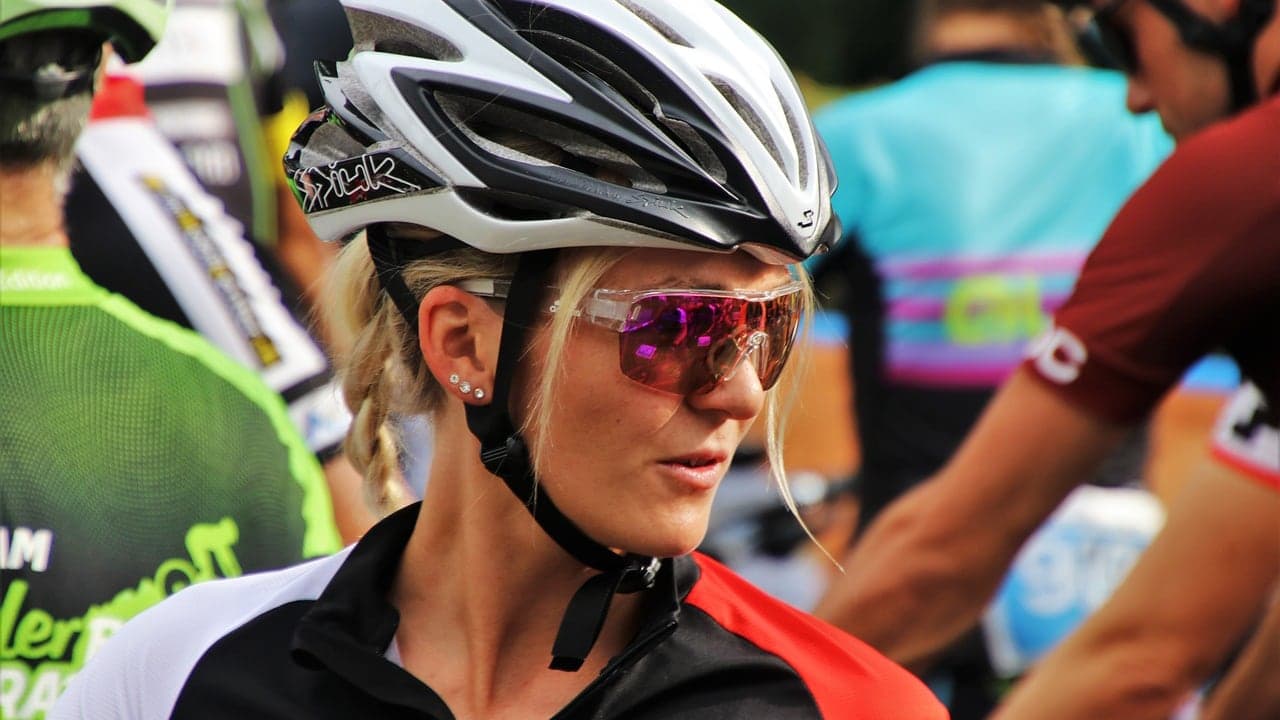 Cyklistka s helmou