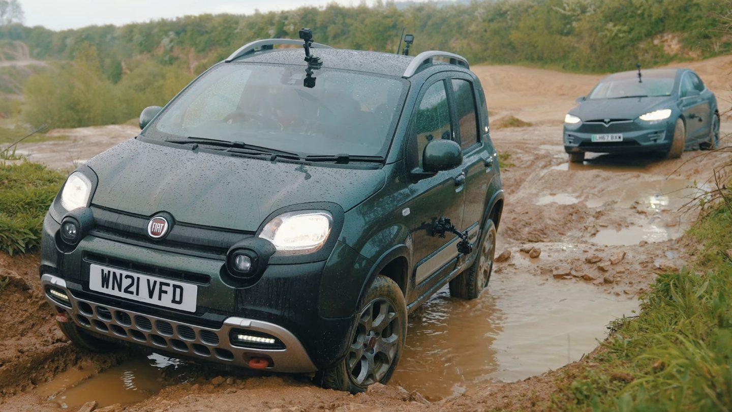 Fiat Panda Cross si podal věhlasnou Teslu Model X v terénu