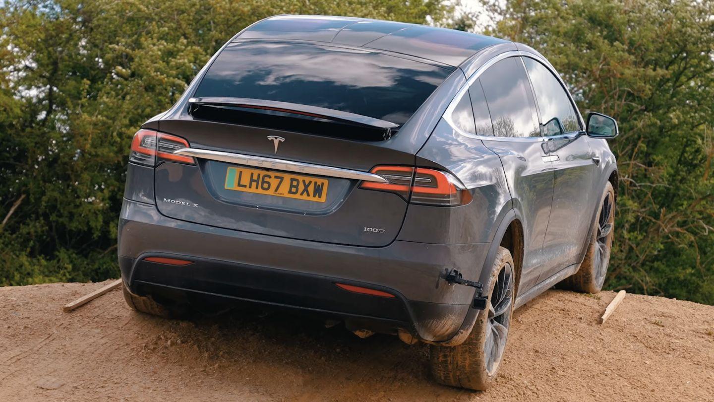 Tesla Model X v terénu zrovna nevyniká