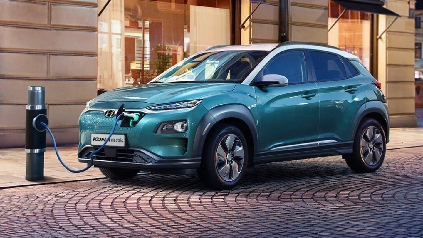 Stát koupí stovky elektromobilů Hyundai Kona. Kdo s nimi bude jezdit?