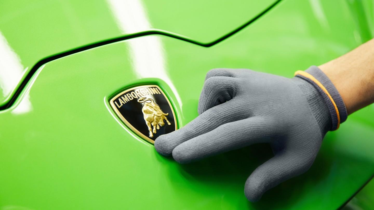 Finální kontrola vozu Lamborghini