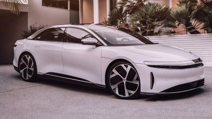 Vsadíte na Lucid Motors? Akcie největší konkurence Tesly stojí pakatel