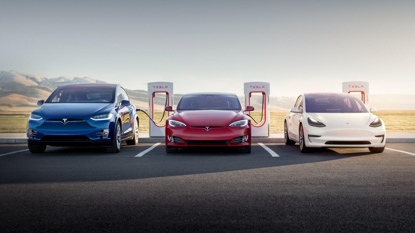 Tesla může zpřístupněním nabíjecích stanic vydělat šílené peníze. Na kolik si přijde?