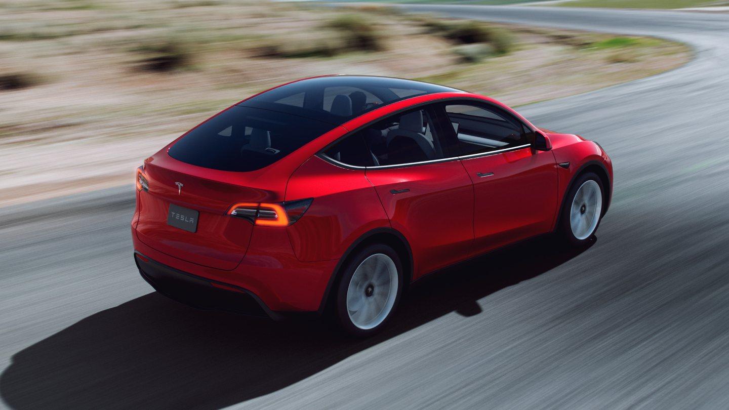 Tesla Model Y v červené barvě